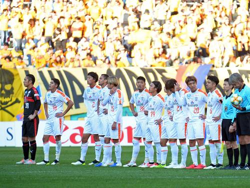 4連敗を喫し、肩を落とす清水の選手たち