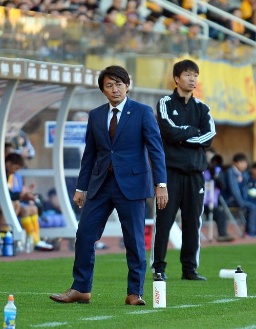 険しい表情で戦況を見守る清水の篠田監督（左）