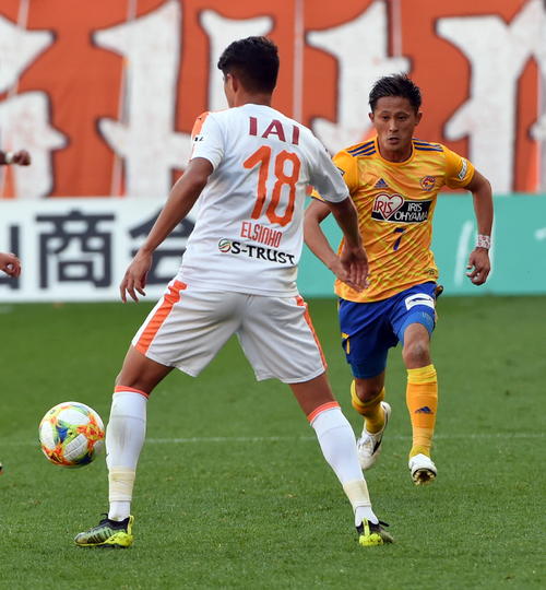 仙台対清水　清水DFエウシーニョとマッチアップする仙台MF関口（右）