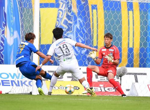 大分対G大阪　後半、勝ち越しゴールを決める大分DF岩田智輝（撮影・上田博志）