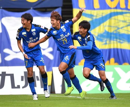 大分対G大阪　後半、勝ち越しゴールを決め笑顔を見せる大分DF岩田智輝（中央）（撮影・上田博志）