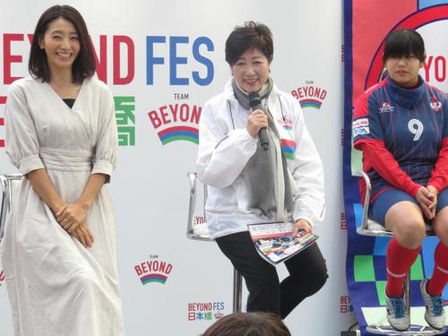 ブラインドサッカー女子日本代表の菊島宙（右）はパラスポーツのPRイベントで小池百合子東京都知事（中央）、タレント真鍋かをり（左）とトークショー（撮影・小堀泰男）