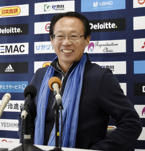 FC今治のJ3昇格が決まり、記者会見で笑顔の岡田武史氏（共同）
