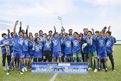 J3昇格を決め、喜ぶFC今治の選手たち（共同）