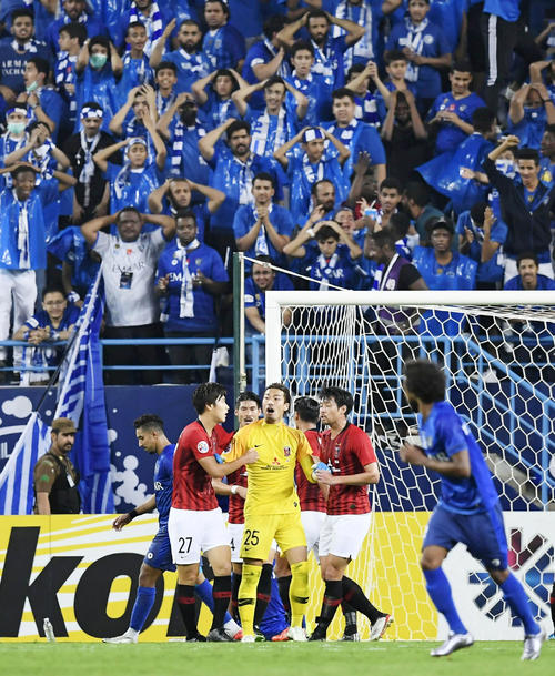 前半、好セーブでピンチをしのいだ浦和GK福島春（中央）。奥は頭を抱え残念がるアルヒラルのサポーター（共同）