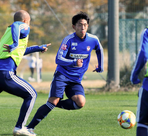試合形式の練習で俊敏な動きを見せた新潟DF渡辺泰（左）（撮影・山岸章利）