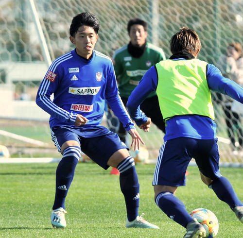試合形式の練習で相手をマークする新潟DF渡辺泰（中央）（撮影・山岸章利）