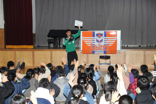 小学生に自身の体験を話しながら授業をするGK野沢（正面）