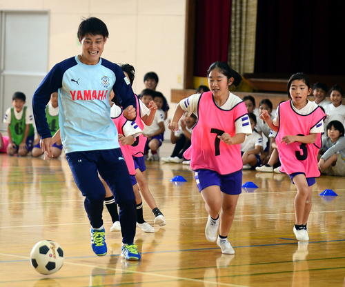 児童とのミニゲームで笑顔を見せる磐田MF松本（左端）