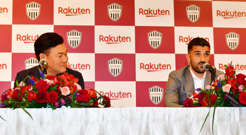 神戸市内で会見を行う神戸ダビド・ビジャ（右）、左は三木谷浩史会長（撮影・清水貴仁）