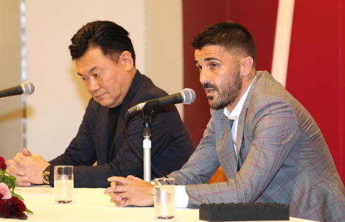 神戸市内で会見を行う神戸ダビド・ビジャ（右）、左は三木谷浩史会長