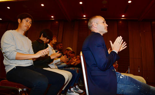 神戸市内で会見を行われたダビド・ビジャの会見に出席するアンドレス・イニエスタ（右）ら神戸の選手たち（撮影・清水貴仁）