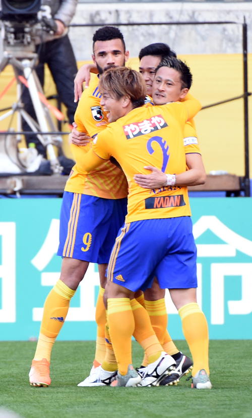 10日の清水戦、先制ゴールを決めて喜ぶ仙台MF関口（右奥）ら（撮影・山田愛斗）