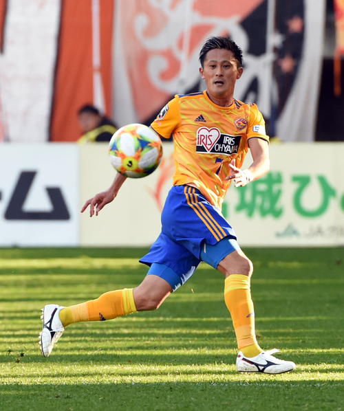 10日の清水戦でパスを出す仙台MF関口