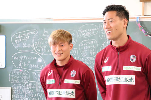 神戸市・垂水小で子供達に語りかける古橋（左）と前川（右）。（撮影・南谷竜則）