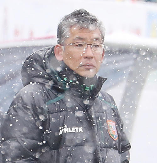 雪の中試合を見つめる八戸大石監督（2019年3月25日撮影）