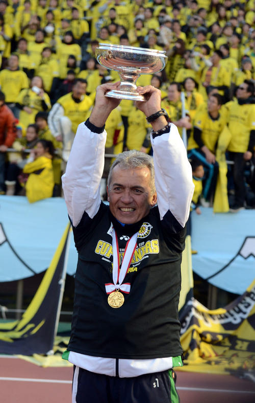 13年、優勝カップを掲げるネルシーニョ監督