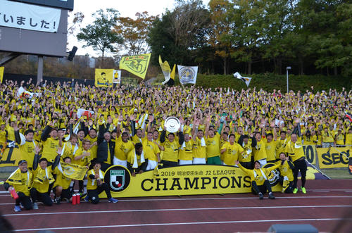 J2優勝とJ1昇格を決め、サポーターと記念撮影する柏の選手ら（撮影・松尾幸之介）