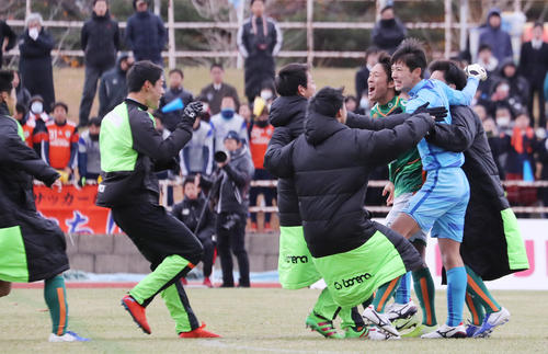 青森山田対八戸学院野辺地西　PK戦の末、23年連続25度目の優勝を決め喜ぶ青森山田の選手たち（撮影・野上伸悟）