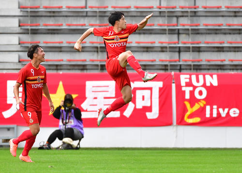 Jユース杯決勝　G大阪対名古屋　前半、左足でチーム2点目を決める名古屋FW村上千歩（撮影・清水貴仁）