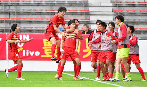 Jユース杯決勝　G大阪対名古屋　前半、左足でチーム2点目を決め祝福を受ける名古屋FW村上千歩（中央）（撮影・清水貴仁）