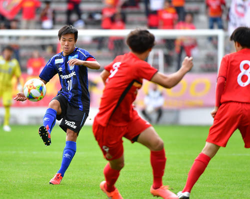 Jユース杯決勝　G大阪対名古屋　前半、パスを出すG大阪MF食野壮麿（撮影・清水貴仁）