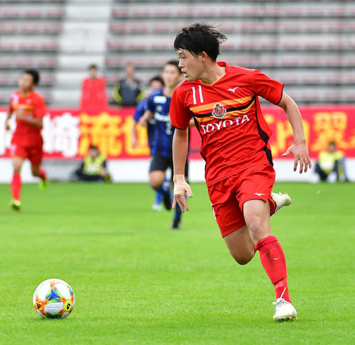 Jユース杯決勝　G大阪対名古屋　後半、ドリブルでゴール前に突進する名古屋FW村上千歩（撮影・清水貴仁）