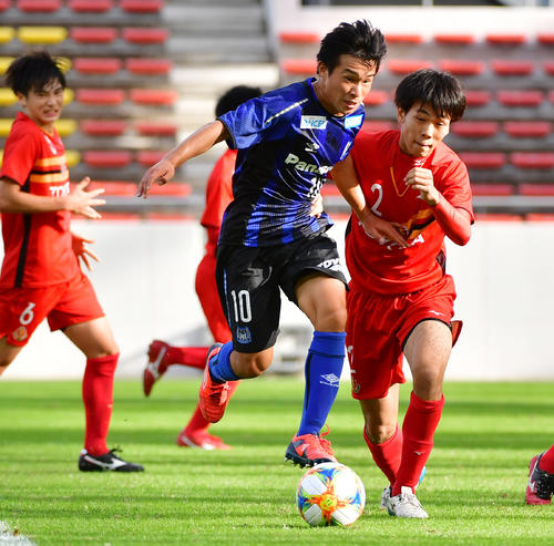 Jユース杯決勝　G大阪対名古屋　後半、ドリブルで仕掛けるG大阪MF食野（撮影・清水貴仁）