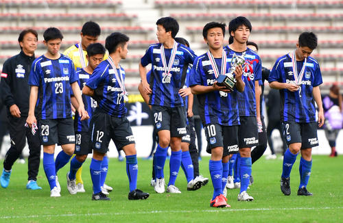 Jユース杯決勝　準優勝となったG大阪MF食野（右から3人目）らは表彰式を終えて引き揚げる（撮影・清水貴仁）