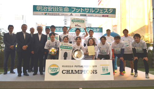 明治安田生命フットサルフェスタ2019で優勝し、記念撮影する「BOLOSSOM」の選手ら（撮影・松尾幸之介）