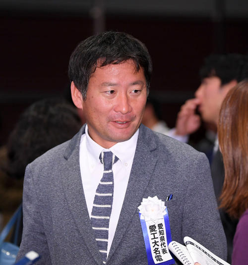 抽選会を終え、記者の取材に応える愛工大名電・宮口監督（撮影・加藤諒）