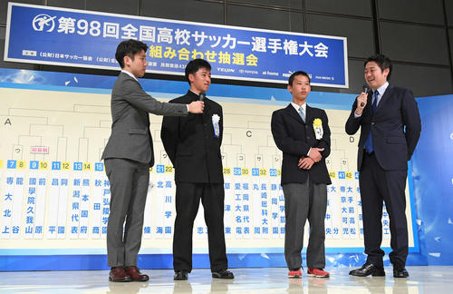 第98回全国高校サッカー選手権組み合わせ抽選会　開幕戦での対戦が決まり、インタビューを受ける国学院久我山・明田主将（左）と前原・平川主将（撮影・加藤諒）