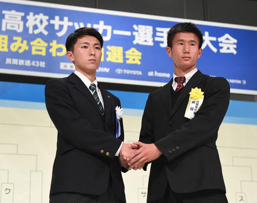 握手する専大北上・阿部主将（左）と龍谷・柴田主将（撮影・加藤諒）