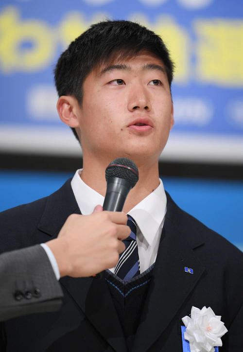 高川学園との対戦が決まり、壇上でインタビューに答える北海・松本主将（撮影・加藤諒）