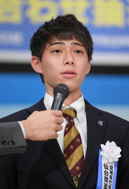 第98回全国高校サッカー選手権組み合わせ抽選会　五條との対戦が決まり、壇上でインタビューに答える仙台育英・小林主将（撮影・加藤諒）