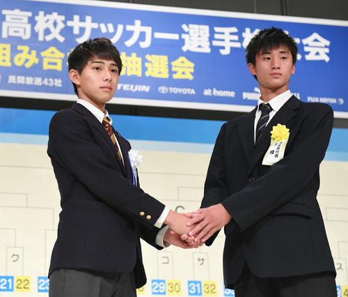 対戦が決まり握手する仙台育英・小林主将（左）と五條・池田主将
