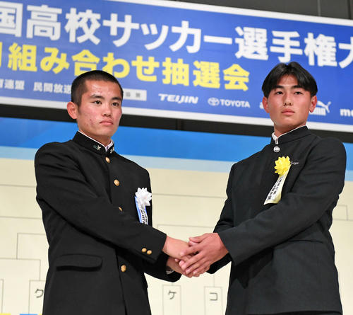対戦が決まり緊張した表情の秋田商・松野主将（左）と神戸弘陵・沖吉主将（撮影・加藤諒）
