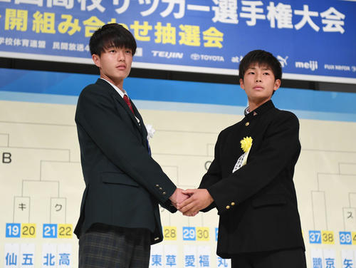 尚志・山内主将（左）と徳島市立・夏己主将