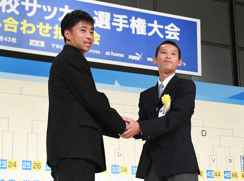 国学院久我山・明田主将（左）と前原・平川主将