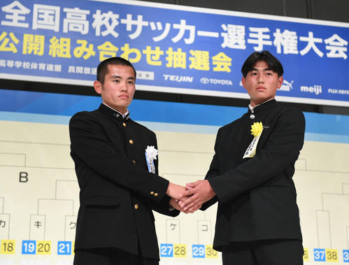 秋田商・松野主将（左）と神戸弘陵・沖吉主将