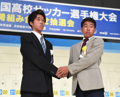 京都橘・佐藤主将（右）と鵬学園・河村主将