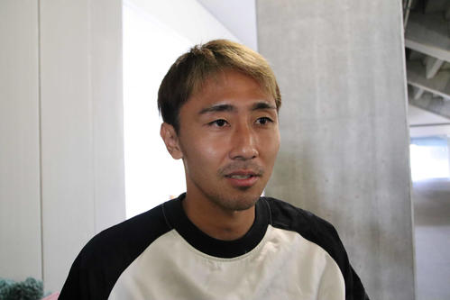 練習後取材に応じるG大阪倉田（撮影・南谷竜則）