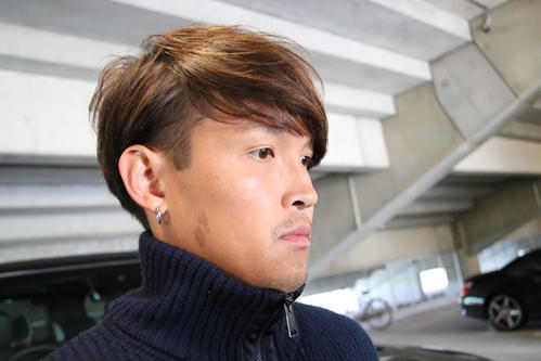 練習後取材に応じるG大阪宇佐美（撮影・南谷竜則）