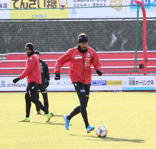 日本代表からチームに合流した札幌FW鈴木（右）（撮影・保坂果那）