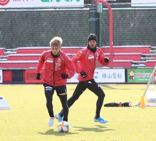 日本代表からチームに合流した札幌FW鈴木（右）とDF進藤（撮影・保坂果那）