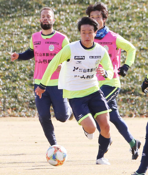紅白戦でドリブルする山形MF坂元（撮影・野上伸悟）