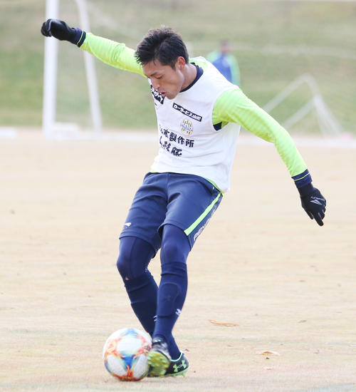 紅白戦でセンタリングを上げる山形DF山田（撮影・野上伸悟）