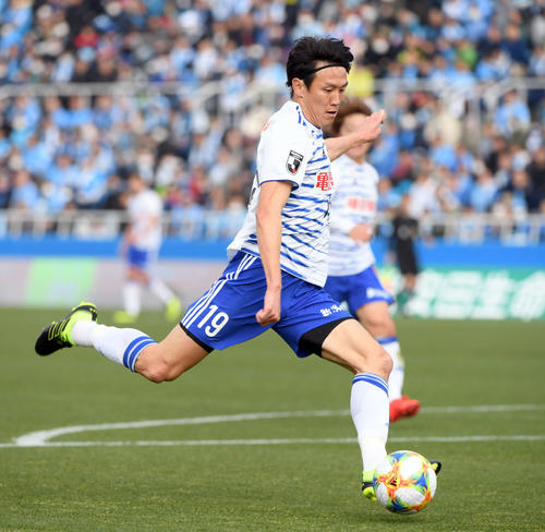 シュートを放つ新潟FW矢野貴章（2019年3月16日撮影）