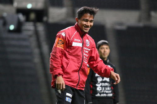 磐田戦前日練習で笑顔を見せる札幌MFチャナティップ（撮影・保坂果那）