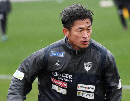 ダッシュをする横浜FC・FWカズ（撮影・横山健太）